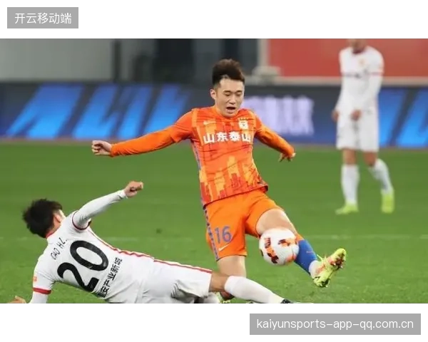 山东泰山连续边路传中，压力持续堆积
