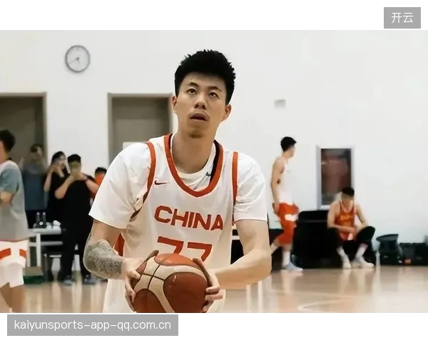 球星在赛后第一时间回家照顾家人获赞“暖男”称号